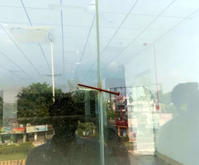 रोडवेज बस अड्डा पर हाल के शीशे को रोकने के लिए लगी कील। जागरण